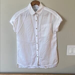 White Short Sleeve Button-Up Shirt

PTP 21”
Length 27”